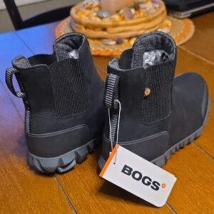 BOGS Arcata Urban Leather Chelsea Black and Gray Ankle Boots